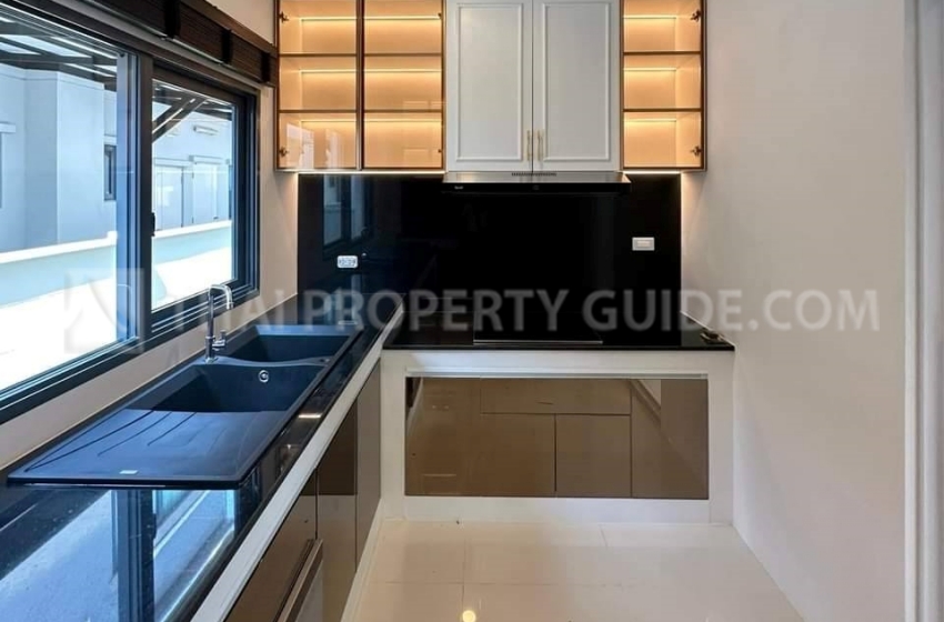 House with Shared Pool in Bangnatrad 